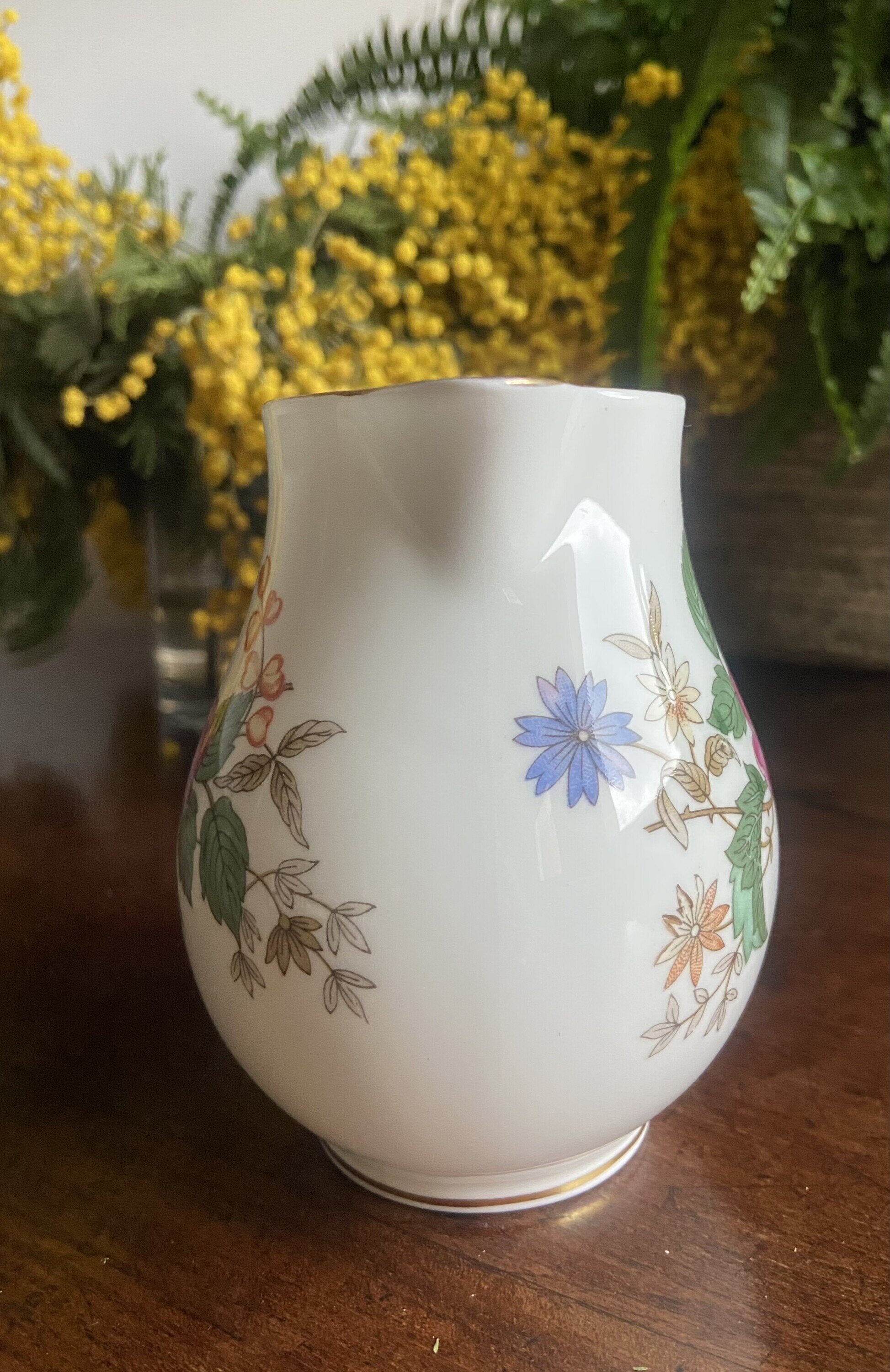 Jarrita de leche en loza inglesa "Wedgwood"
