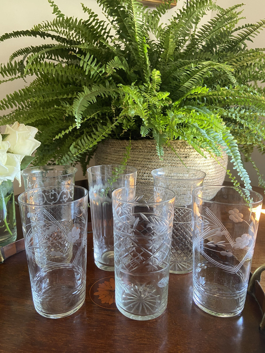 6 vasos de refresco con diferentes tallas.