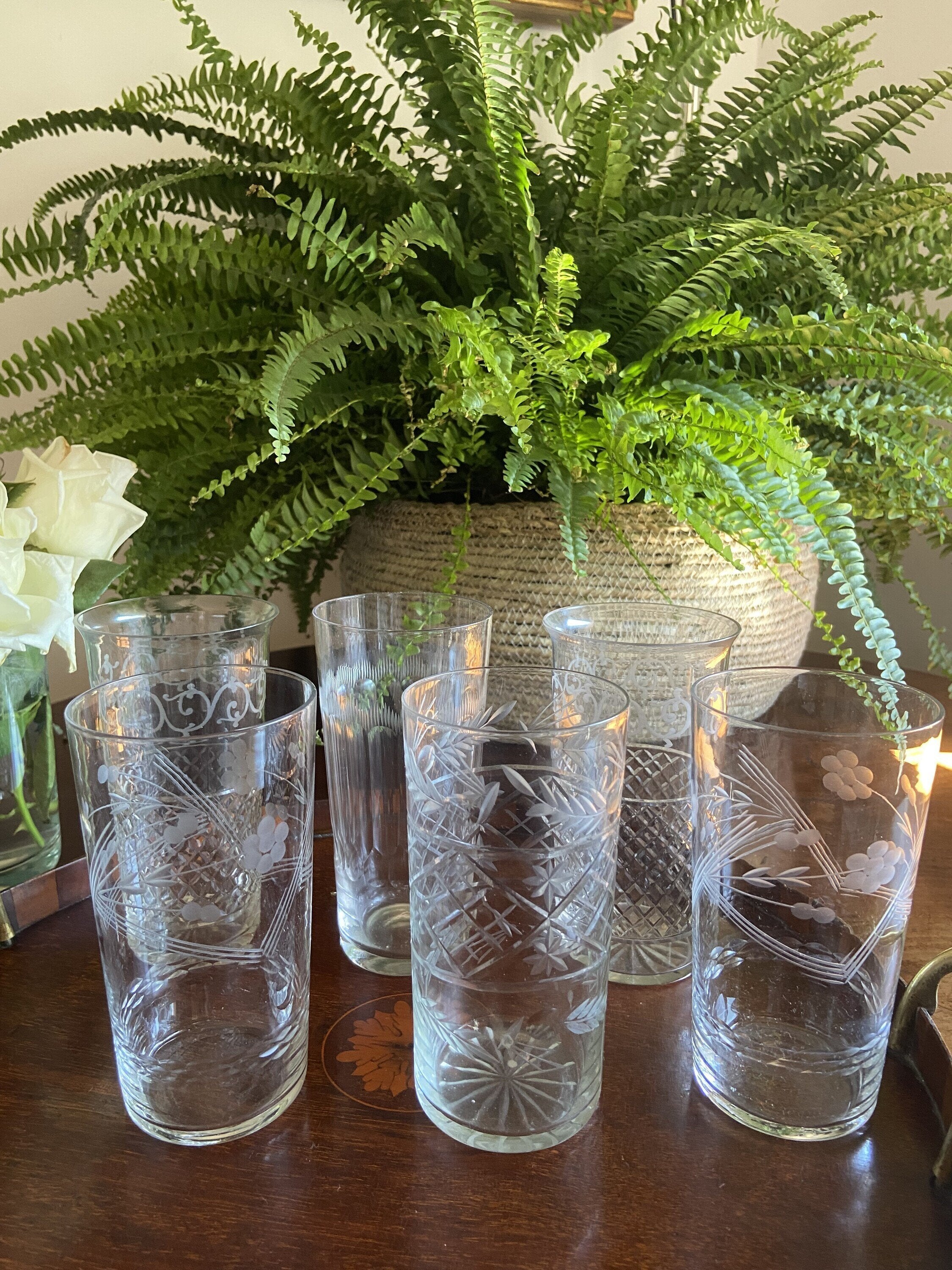 6 vasos de refresco con diferentes tallas.