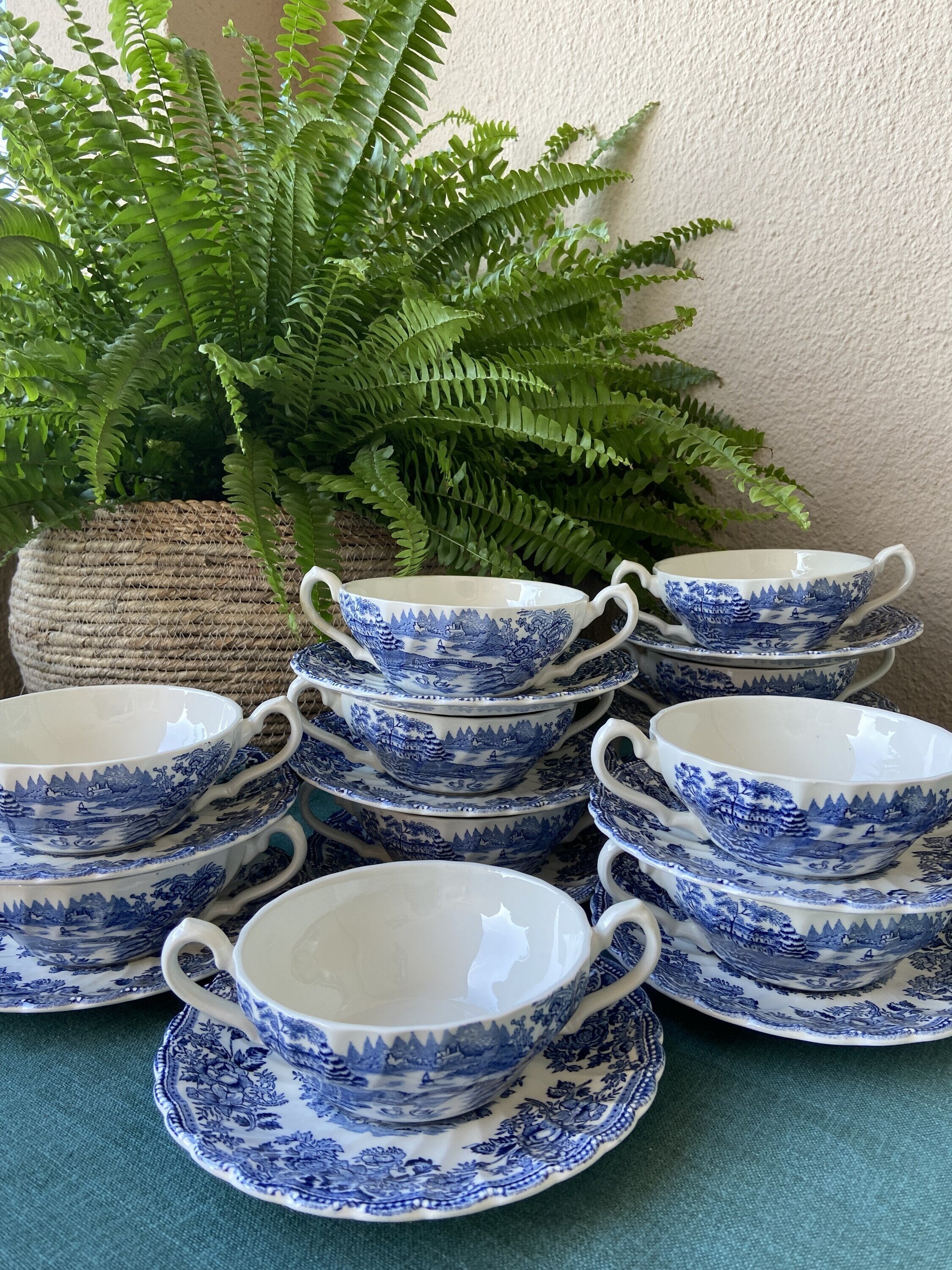 11 tazas de consomé en loza inglesa "Myott" (mod. Tonquin).