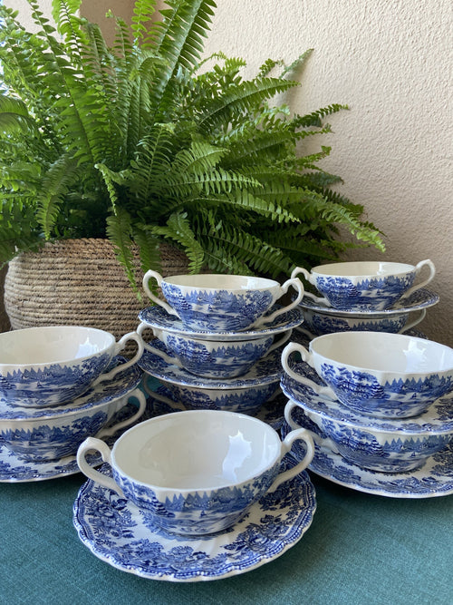 11 tazas de consomé en loza inglesa "Myott" (mod. Tonquin).