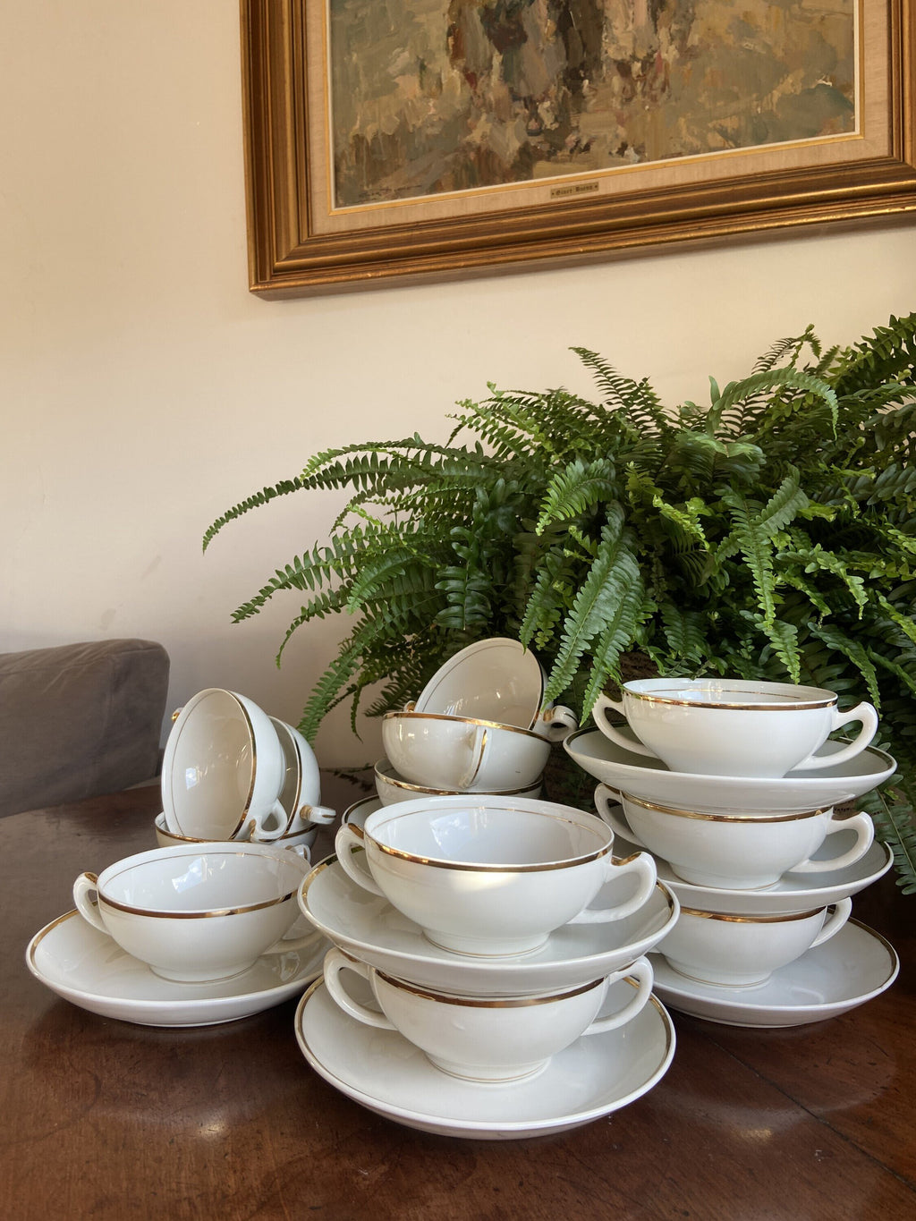 12 tazas de consomé en porcelana blanca con filo dorado