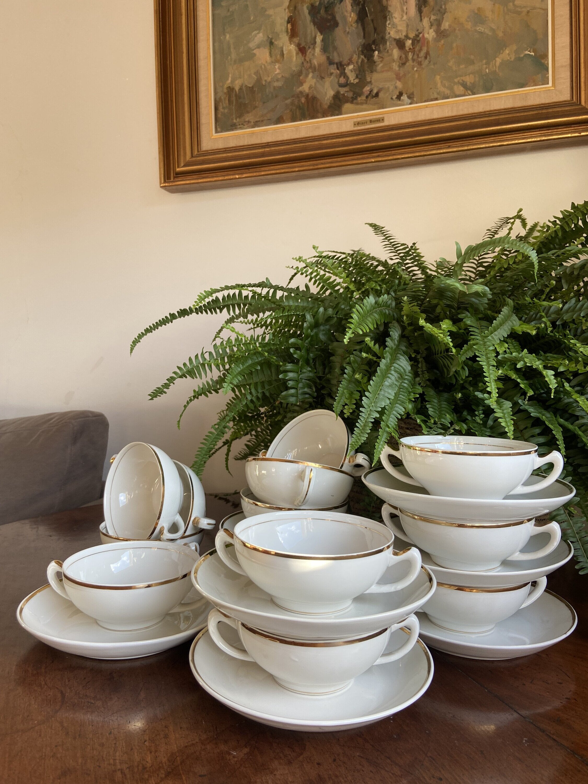12 tazas de consomé en porcelana blanca con filo dorado