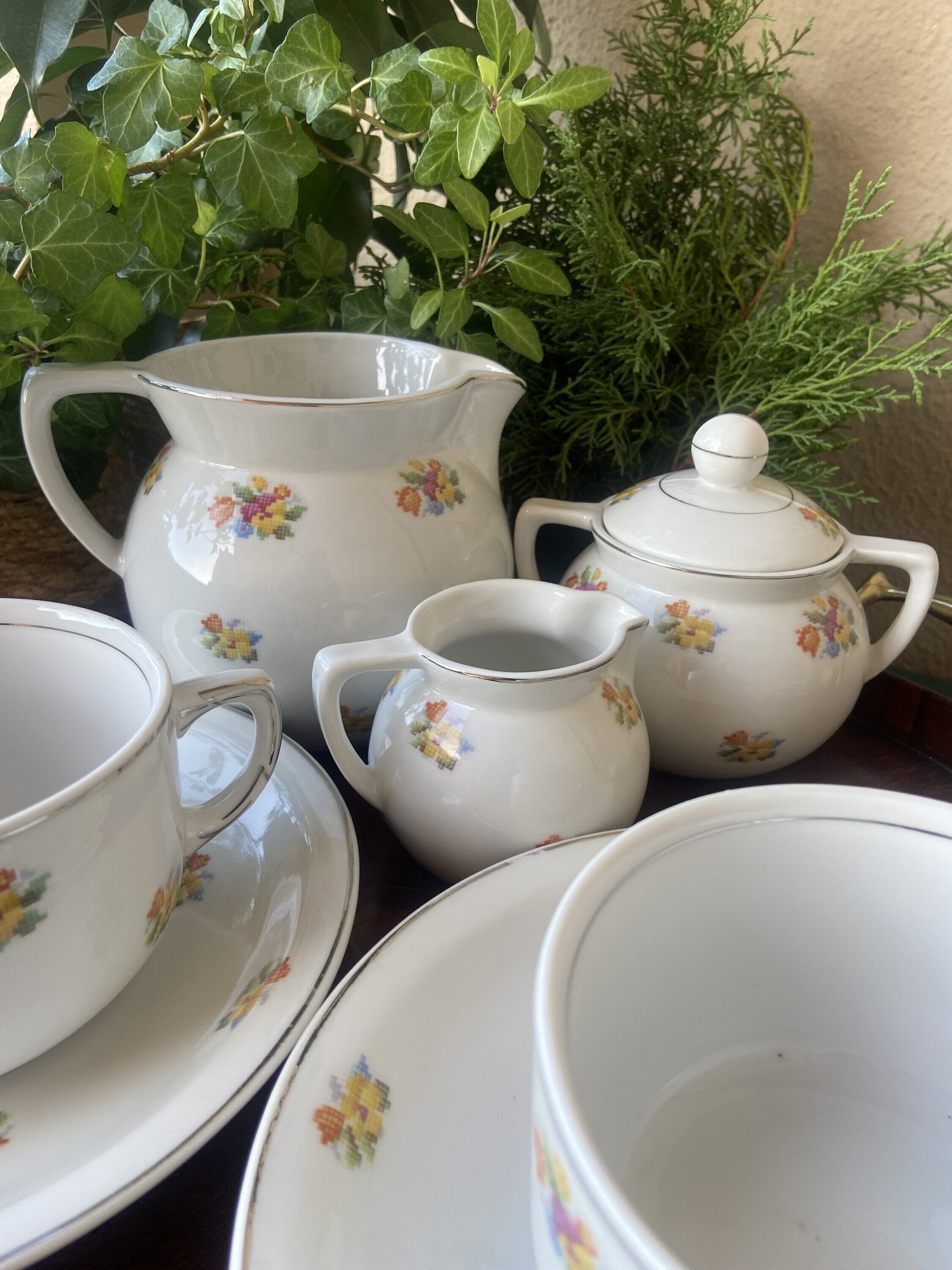 Pareja tazas desayuño, azucarero y jarras en porcelana alemana "Jager".