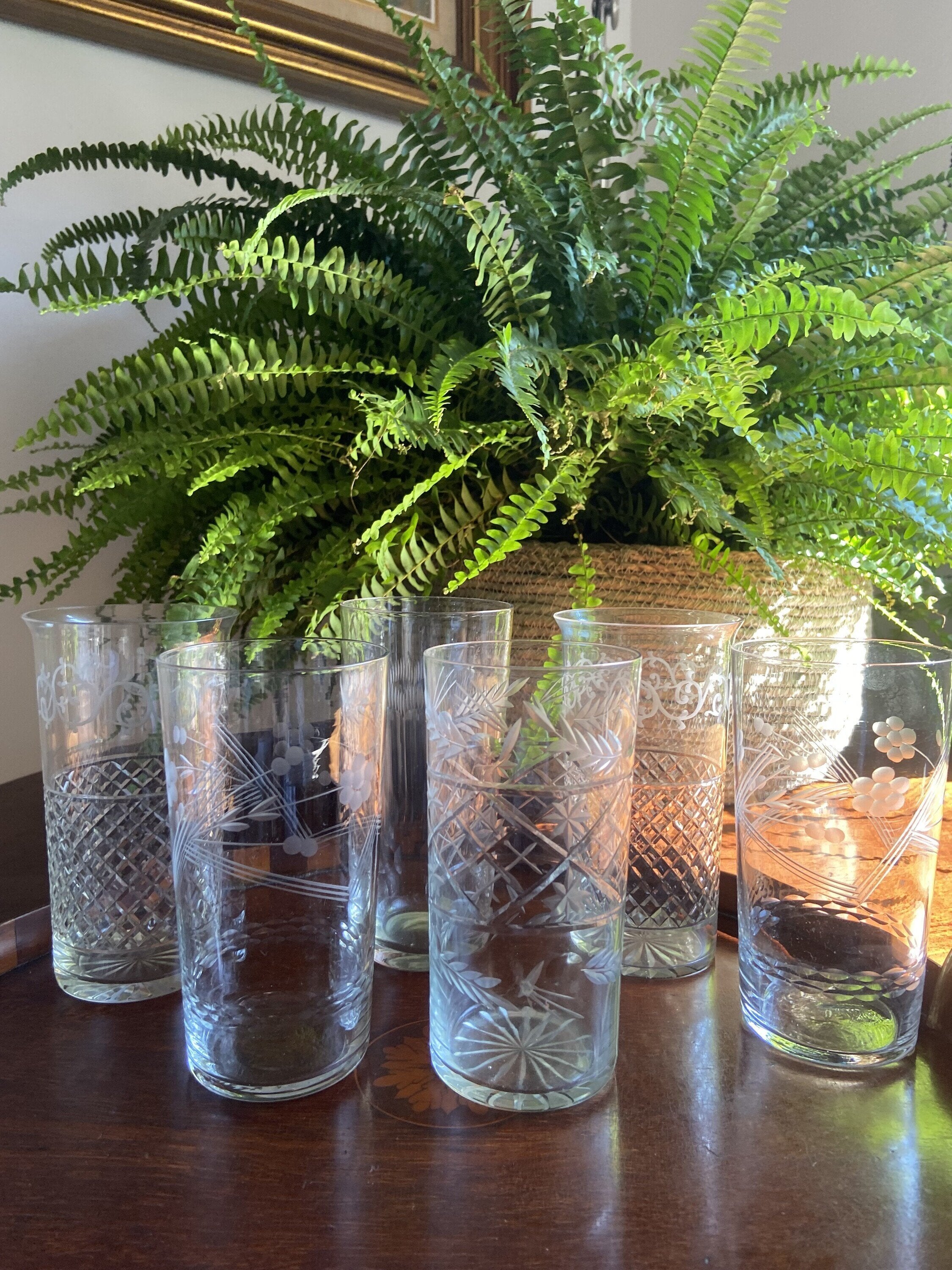6 vasos de refresco con diferentes tallas.