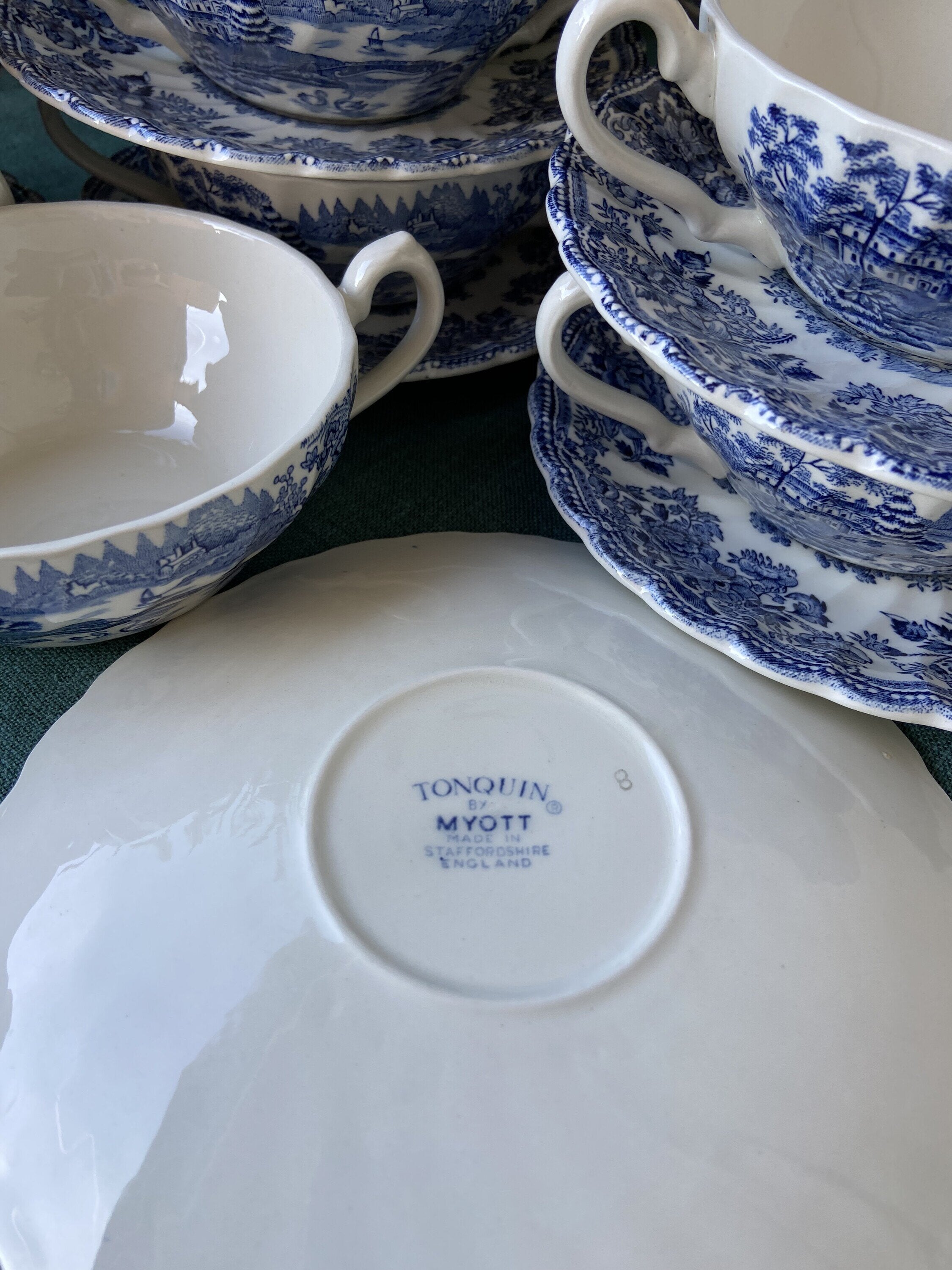 11 tazas de consomé en loza inglesa "Myott" (mod. Tonquin).