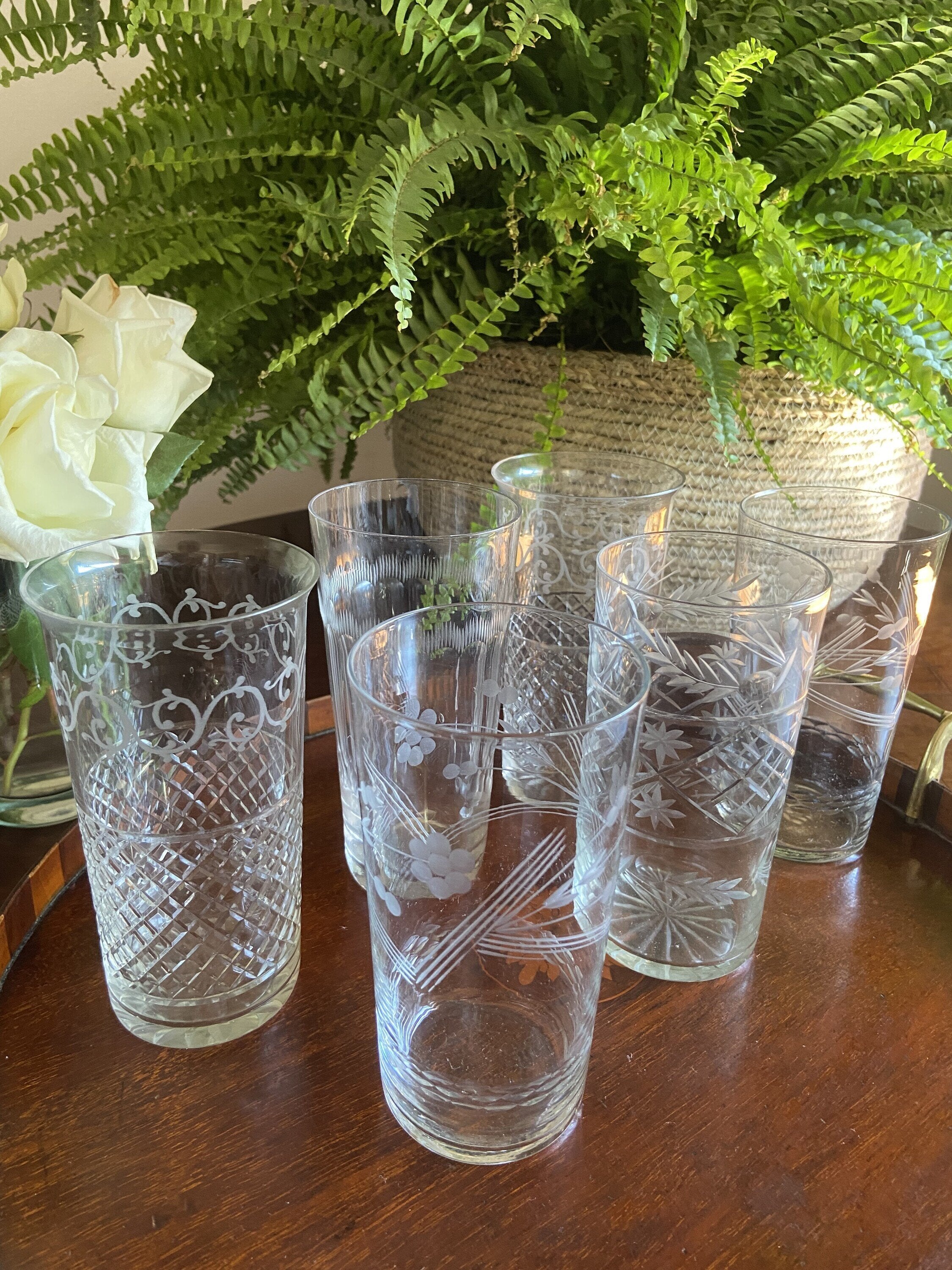 6 vasos de refresco con diferentes tallas.