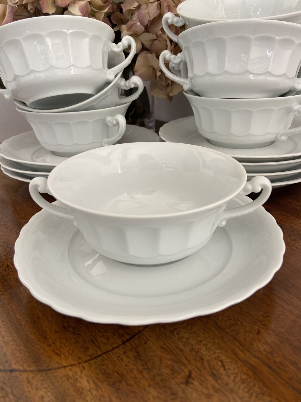 8 tazas de consomé en porcelana blanca