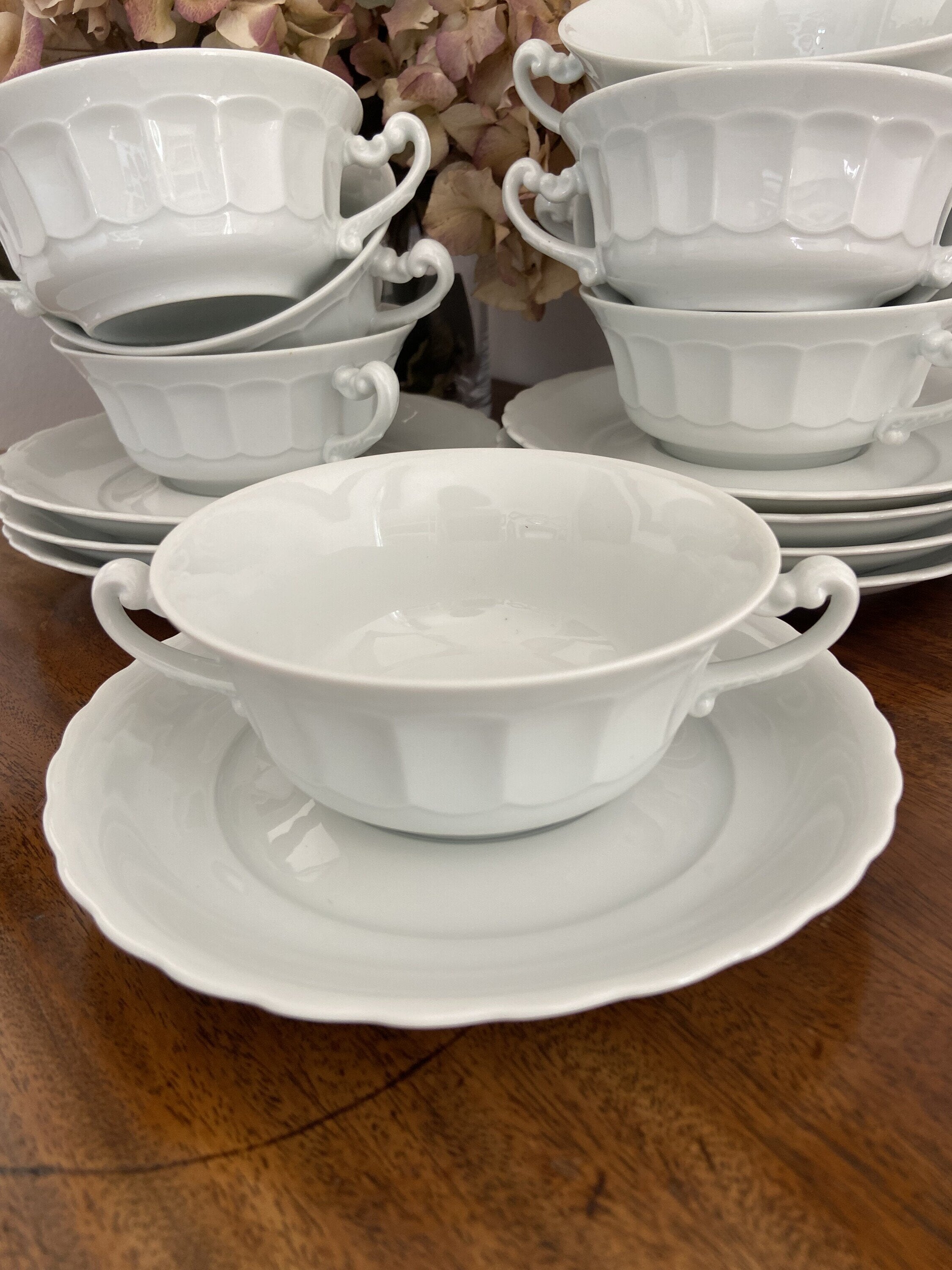 8 tazas de consomé en porcelana blanca