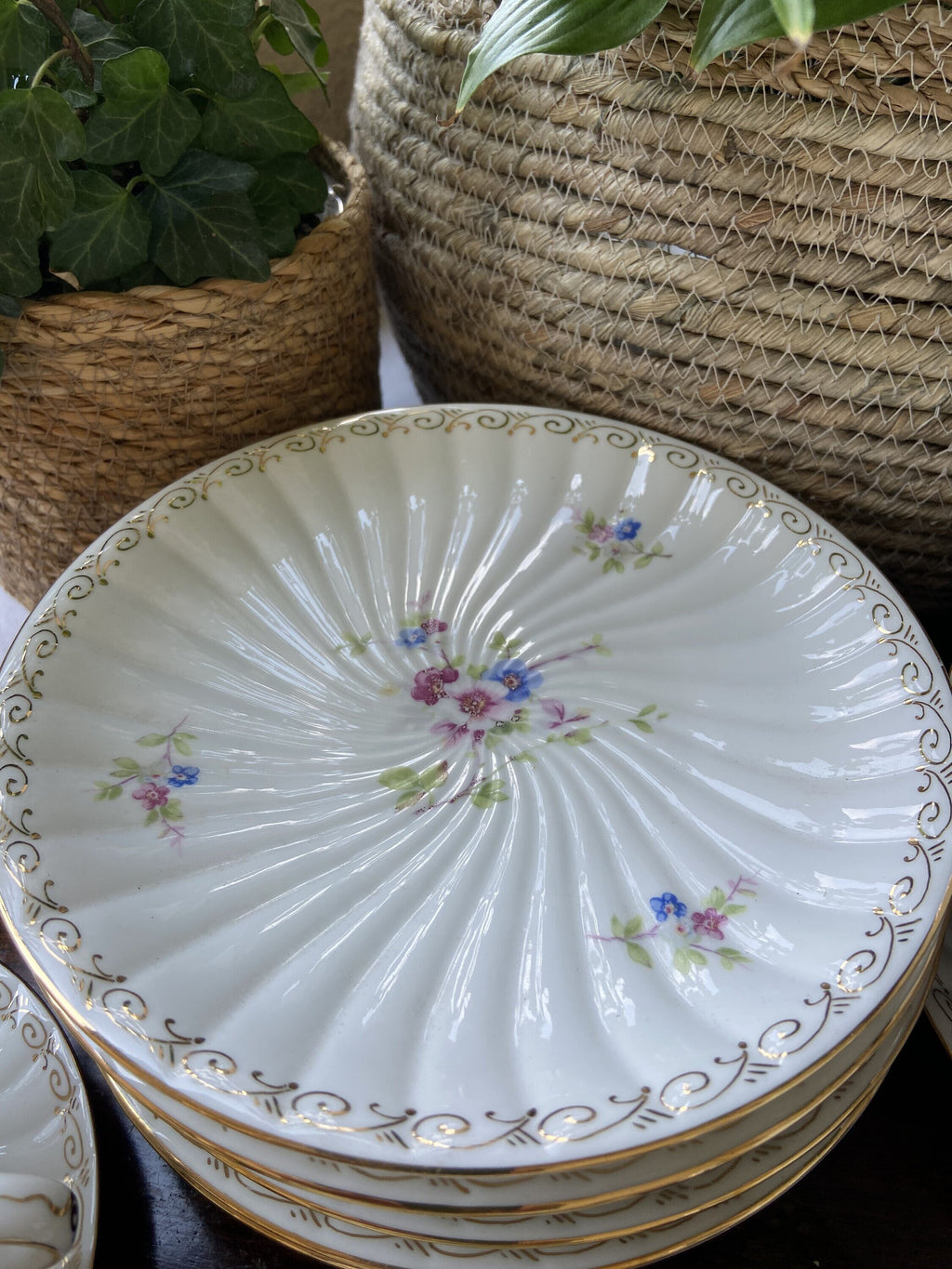 6 tazas de té, azucarero, lechera y 6 platos merienda.