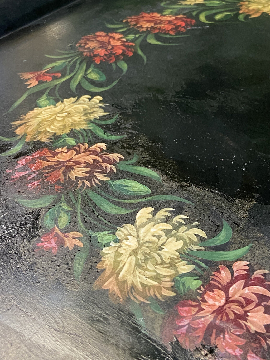 Bandeja de hierro flores y mariposa.