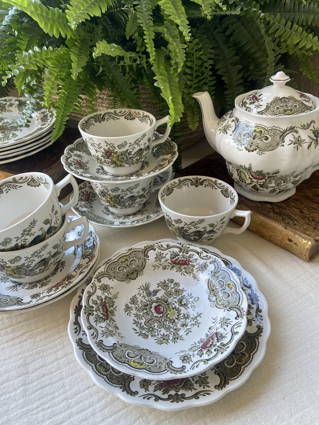 Tetera, 5 tazas de té/desayuno y 5 platos merienda en loza inglesa "Ridgway"