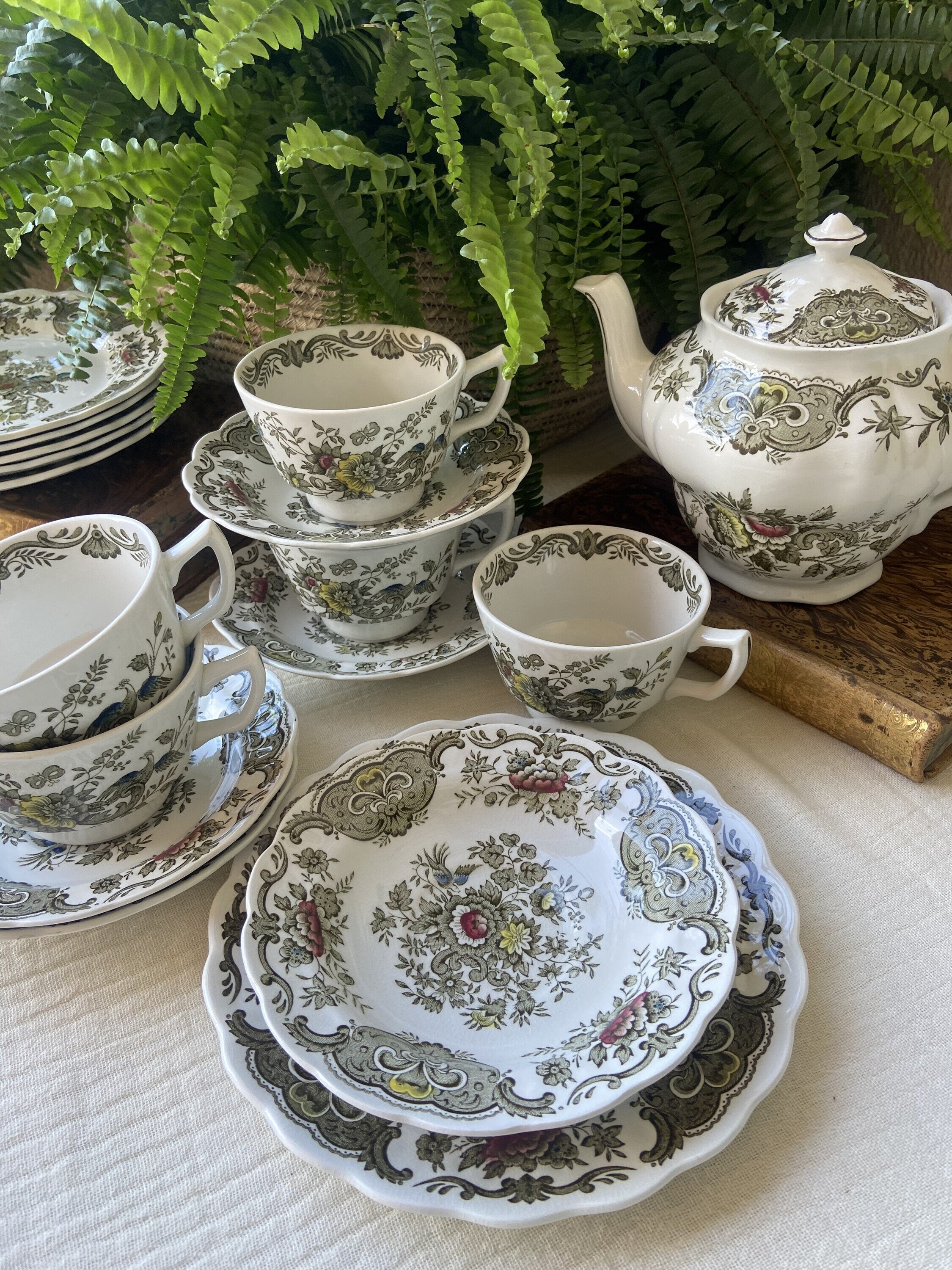 Tetera, 5 tazas de té/desayuno y 5 platos merienda en loza inglesa "Ridgway"