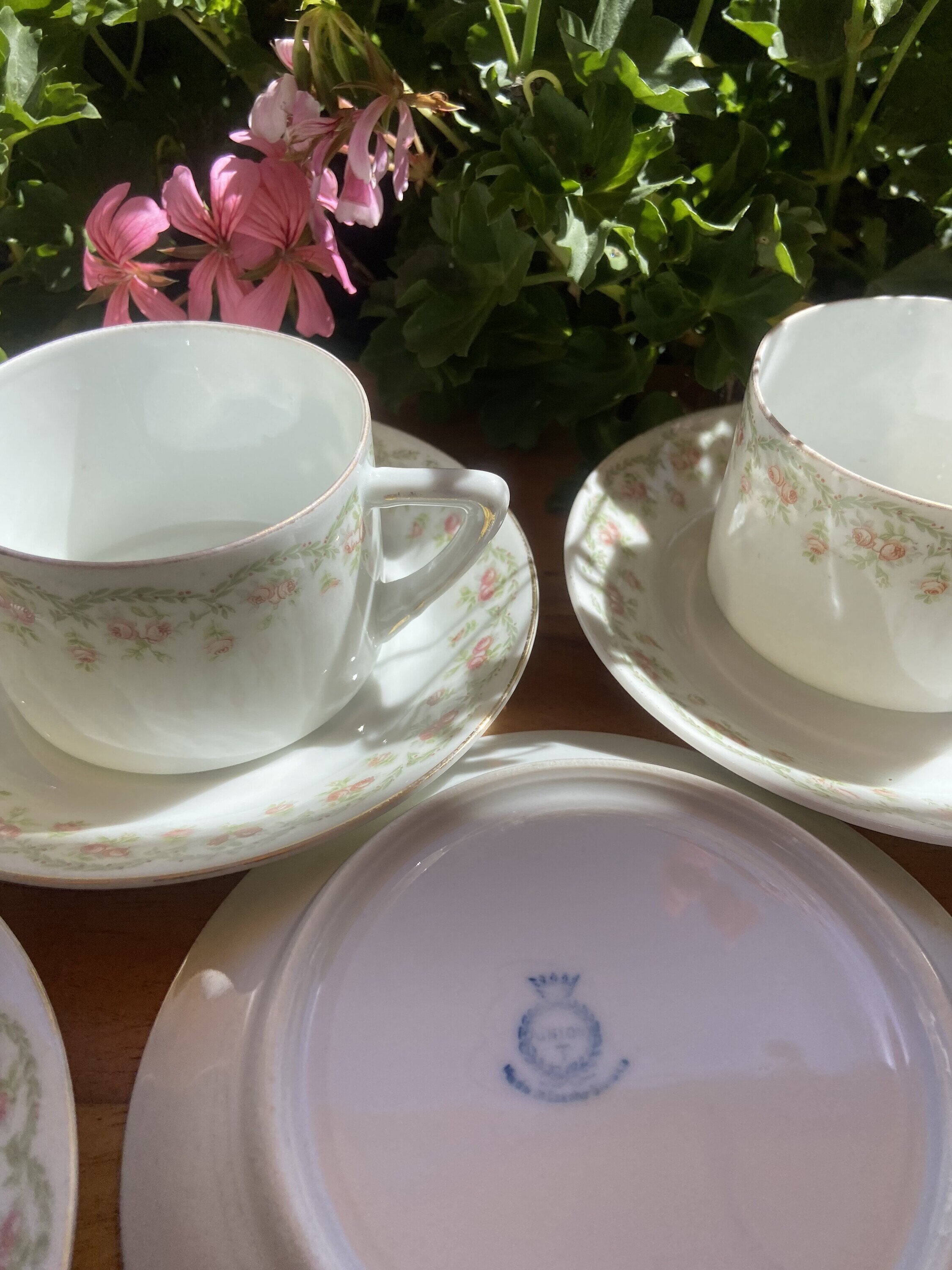4 tazas de té/ café y azucarero en porcelana de Slovaquia "Union T".