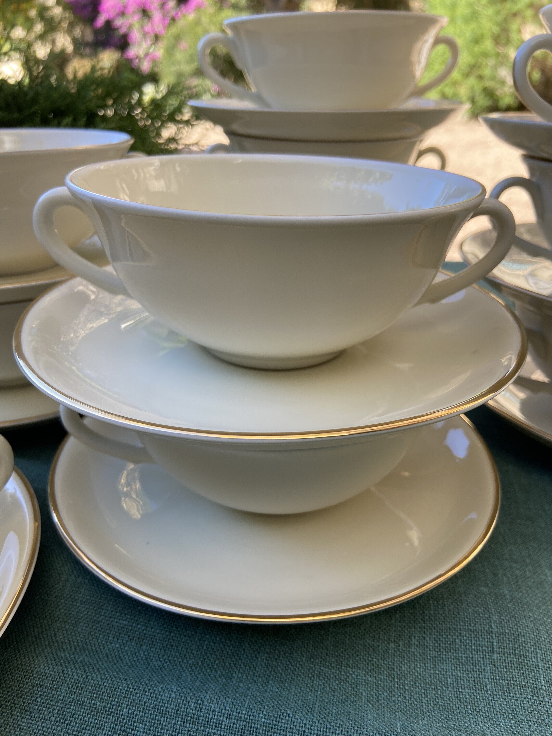 11 tazas de consomé en porcelana "Bidasoa".