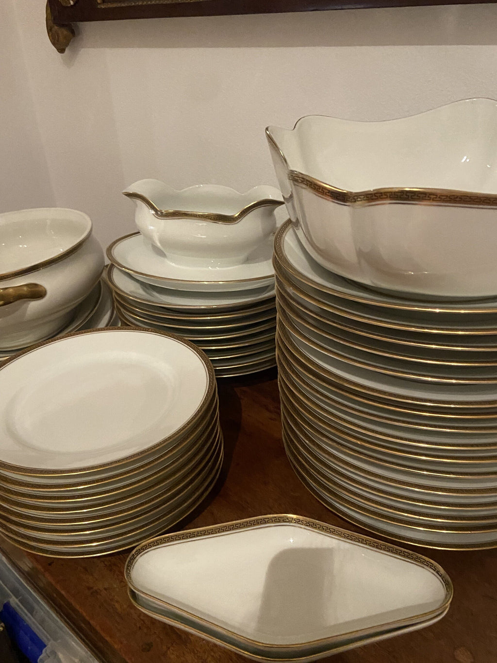 Vajilla en porcelana blanca con filo dorado "Bidasoa". para 8 comensales