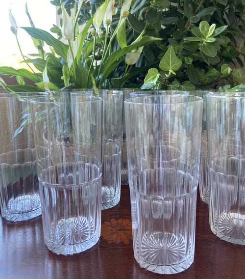 10 vasos de refresco en vidrio tallado.