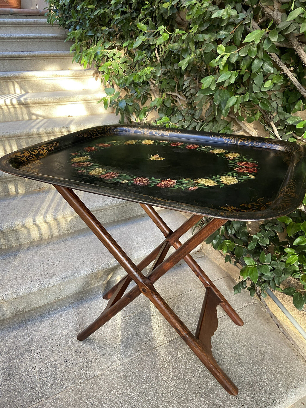 Bandeja de hierro flores y mariposa.