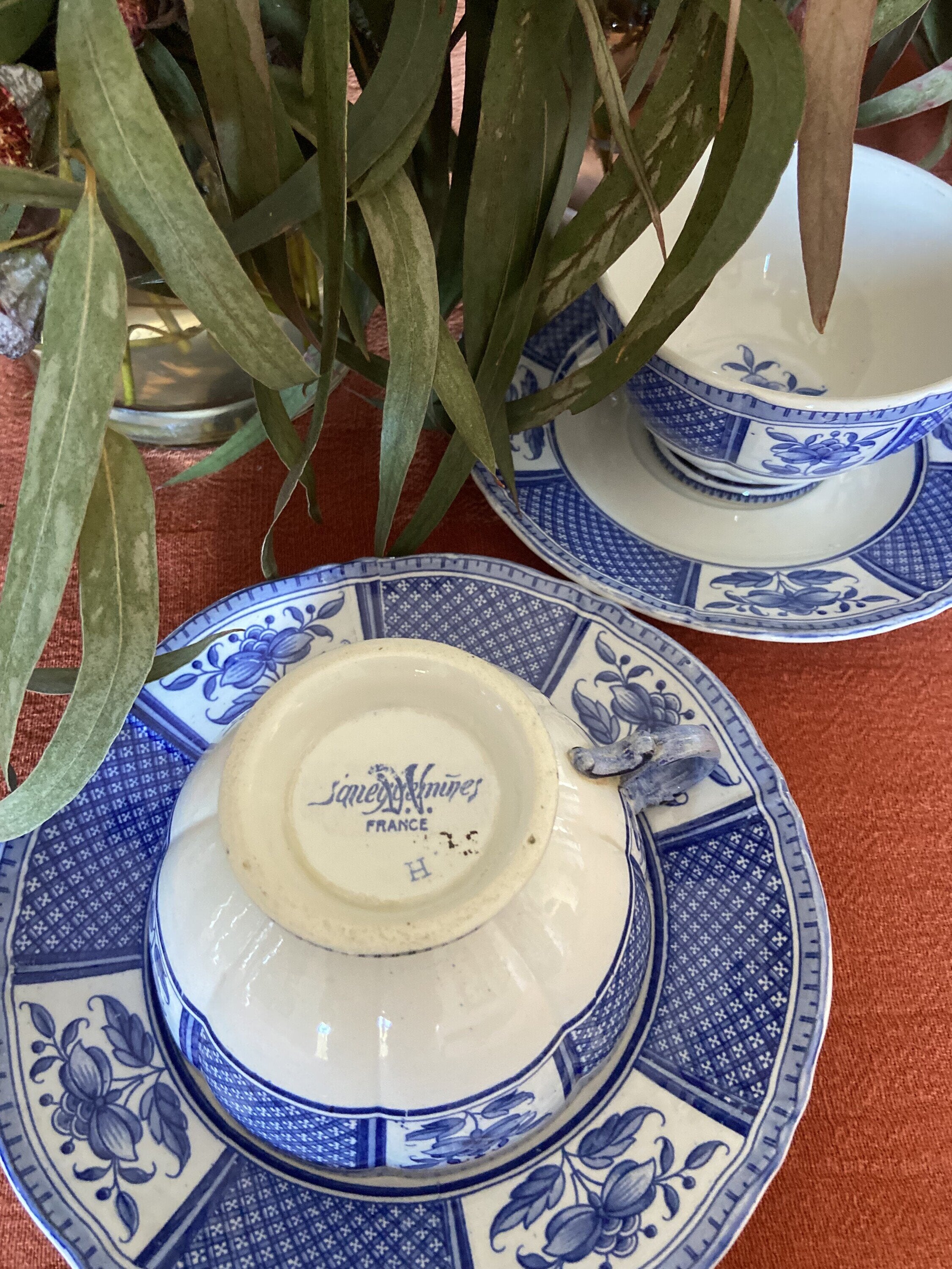 2 trios con tazas de desayuno loza francesa "Sarreguemines".